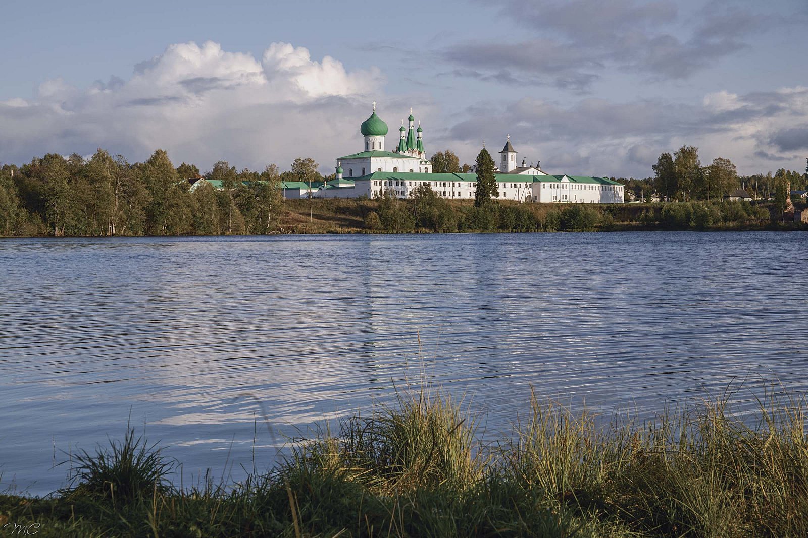 Троицкая часть Свято-Троицкого Александра Свирского мужского монастыря и озеро Рощинское - Свирское