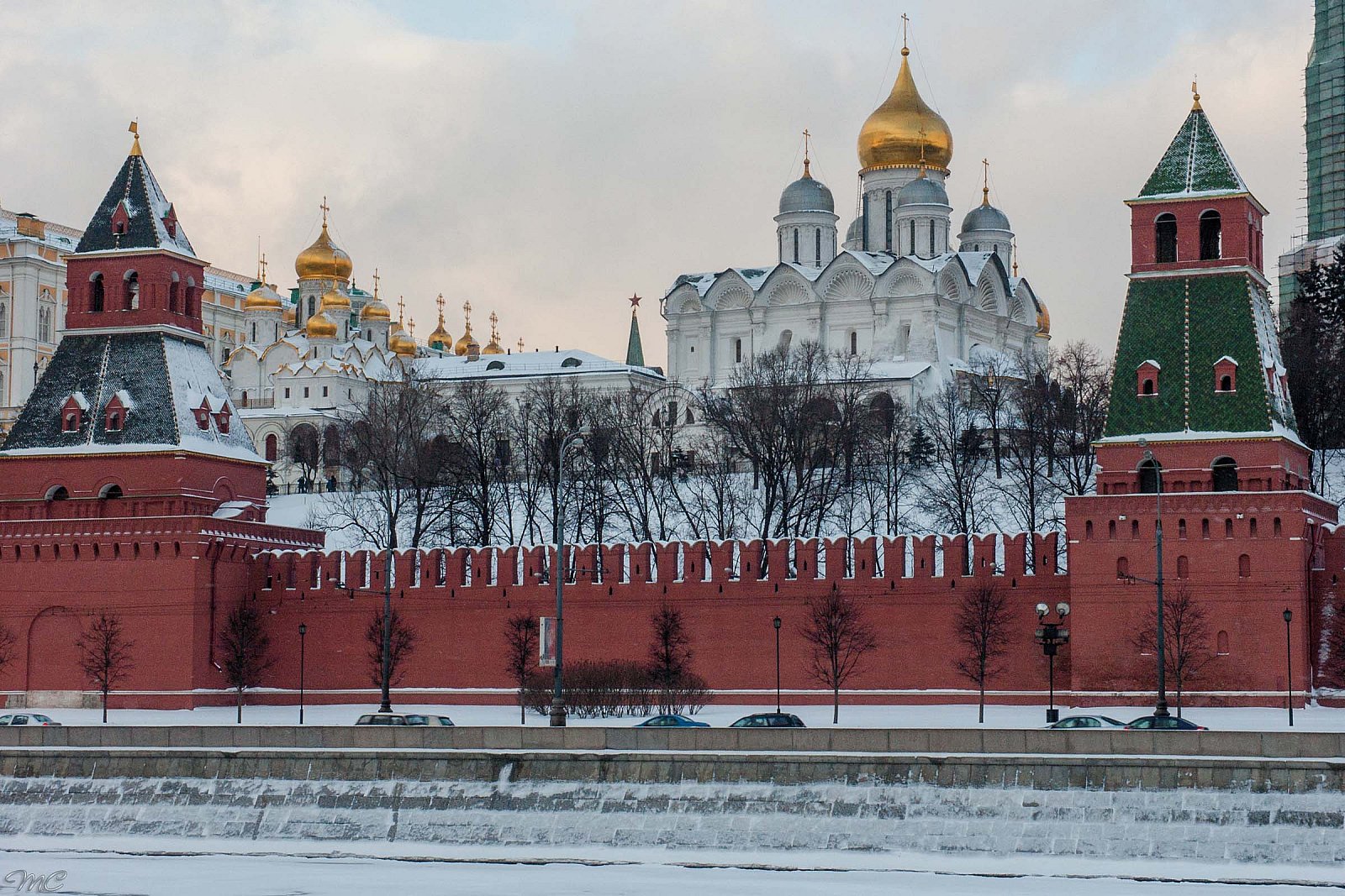 на художественной фотографии запечатлена белокаменная